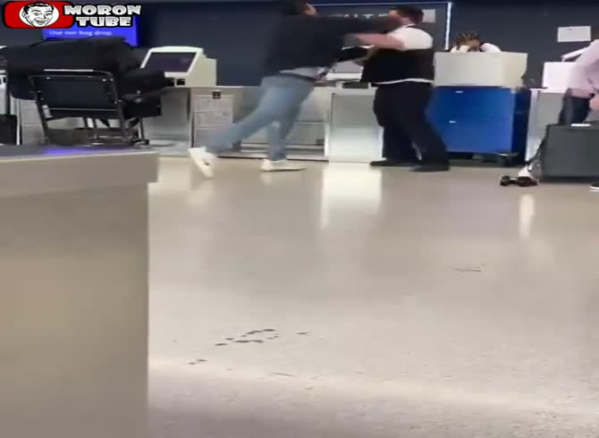 Video :A fight breaks out between a passenger and a United Airlines staff